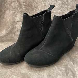 TOMS BLACK SUEDE KELSEY BOOTIES